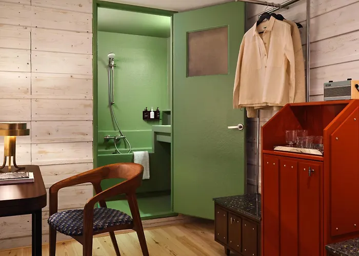 The Hoxton Lloyd Centre East 4*